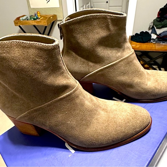 Italeau Daniela Bootie, Taupe - New - Picture 1 of 5